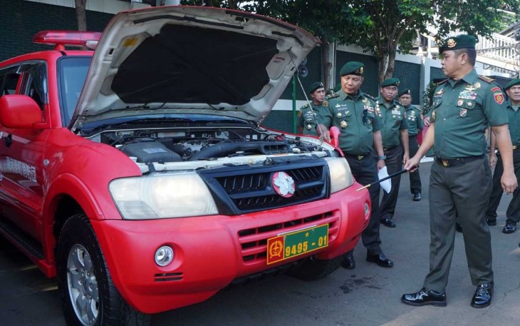 Pangkostrad Letjen TNI Maruli Simanjuntak saat penyerahan kendaraan dinas, Senin (16/10)