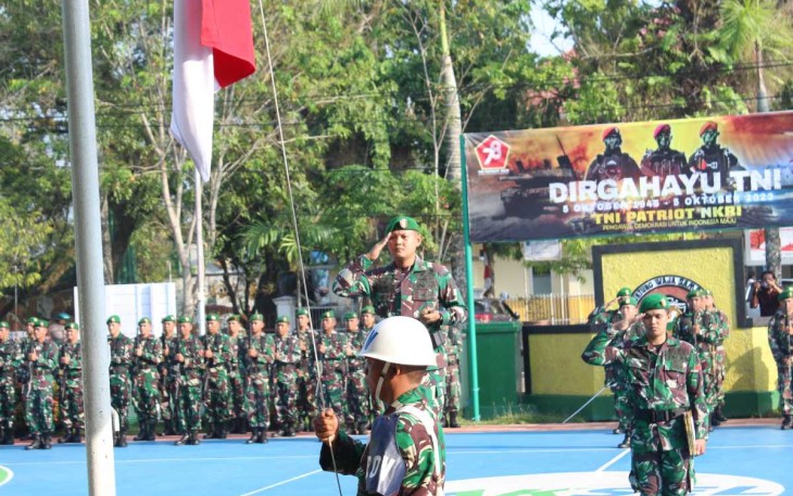 Dandim 1001/HSU-BLG Letkol Inf Dhuwi Hendradjaja saat pimpin upacara bendera, Selasa (17/10) 