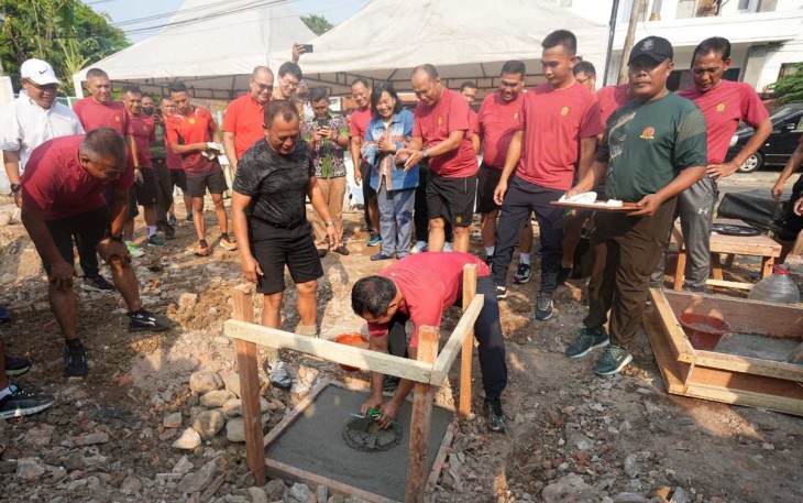 Pangkostrad Letjen TNI Maruli Simanjuntak meletakkan batu pertama pembangunan mess pamen Kostrad di Sumur Batu, Jakarta Pusat, Selasa (17/10))