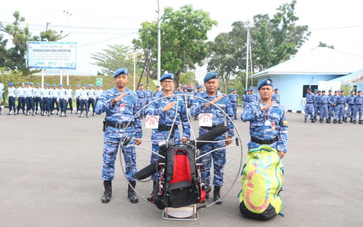 Danlanud Sutan Sjahrir foto bersama usai memberikan apresiasi prajuritnya yang berprestasi, Selasa (17/10)