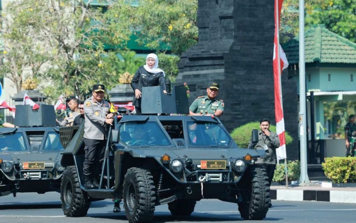 Kapolda Jatim Irjen Pol Dr Toni Harmanto saat pengecekan pasukan operasi Mantap Brata bersama Gubernur Jatim Khofifah Indar Parawansa dan Pangdam V Brawijaya Mayjen TNI Farid Makruf, Selasa (17/10)