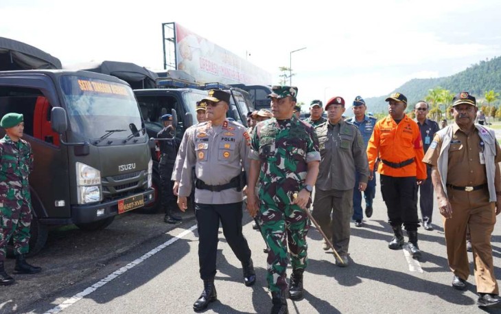 Pangdam XVIII Mayjen TNI Ilyas Alamsyah saat pengecekan pasukan operasi Mantap Brata Mansinam 2013-2024, Selasa (17/10)