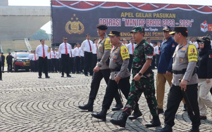 Pangdam Jaya Mayjen TNI Mohamad Hasan saat mendampingi Kapolri dalam apel pasukan Operasi Mantap Brata di Jakarta, Selasa (17/10)