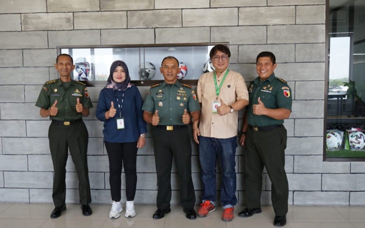 Danrem 081/DSJ Kolonel Inf H. Sugiyono foto bersama saat mengunjungi PT. Global Way Indonesia, Selasa (17/10) 