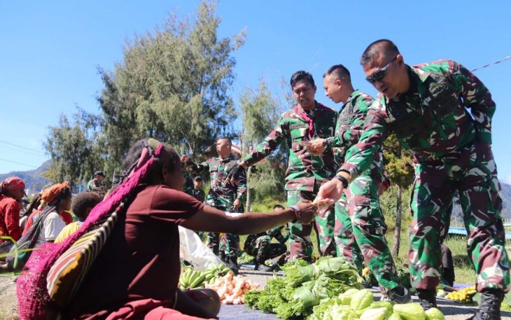 Satgas Yonif PR 330 Borong Hasil Bumi Warga Intan Jaya, Selasa (17/10)