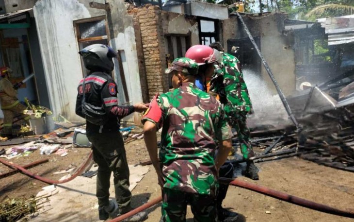 Padamkan kebakaran rumah warga di wilayah desa binaan