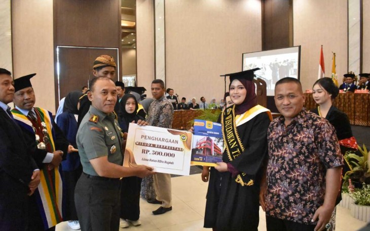 Danrem 081/DSJ Kolonel Inf H. Sugiyono saat memberikan penghargaan wisuda mahasiswa Universitas Merdeka Madiun, Kamis (19/10)