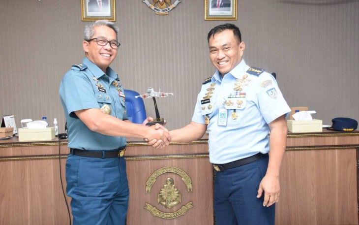 Dirdik Kodiklatal Laksma TNI Askari saat menerima cenderamata, Kamis (19/10)