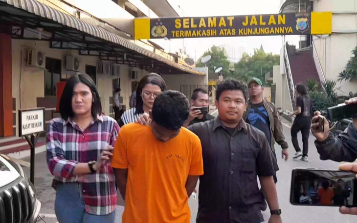 Pelaku Rudapaksa Mahasiswi saat digelandang petugas, Kamis (19/10)