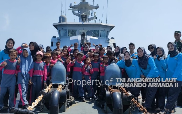 Kunjungan siswa dan masyarakat di KRI Sampari-628