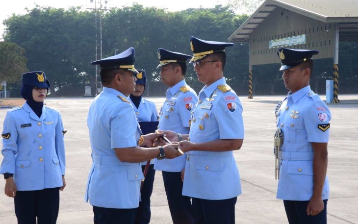 Marsma TNI Firman Dwi Cahyono saat menerima tongkat komando dari Pangkoopsud II, Sabtu (21/10)