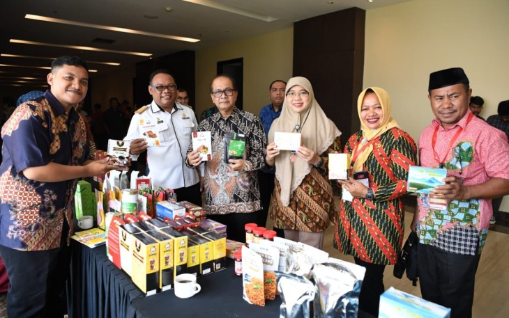SeskemenkopUKM Arif Rahman Hakim dengan produk unggulan UMKM Kabupaten Ternate