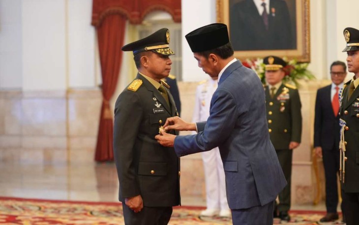 Presiden Joko Widodo saat melantik Kasad Jenderal TNI Agus Subiyanto di Istana Negara Jakarta, Rabu (25/10) 