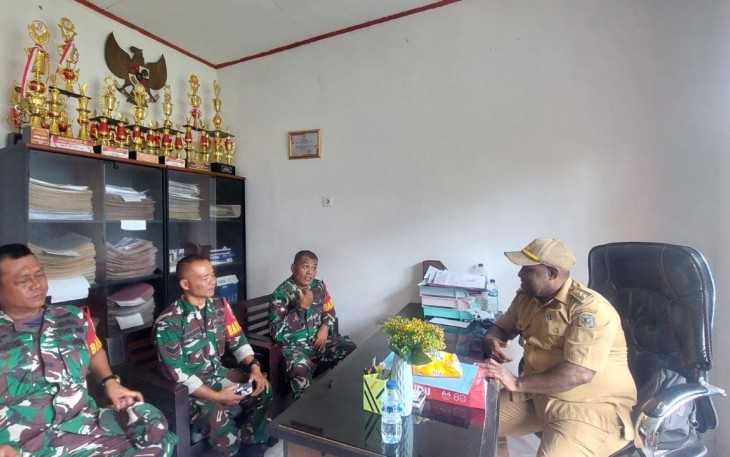 Babinsa Koramil 1710-02/Timika saat Gelar Komsos Bersama Aparat Kelurahan