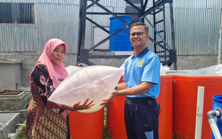 Danlanud Sutan Sjahrir Kol Nav Saeful Rakhmat menerima bibit ikan dari Dinas Perikanan dan Kelautan Prov Sumbar, Jum'at (27/10)