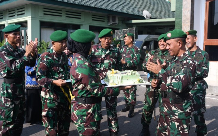 Danrem 081/DSJ Kolonel Inf H. Sugiyono menerima surprise anggotanya