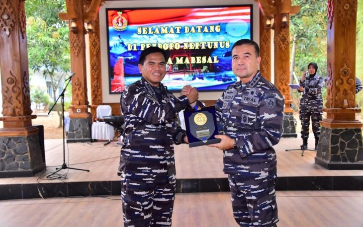Kasal Laksamana TNI Muhammad Ali saat memberikan cenderamata 