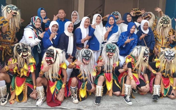 Ketua DPD PAN Kota Batu H. Rudi, bersama para Bacaleg saat sesi foto bersama usai membentuk Rumah Aspirasi Masyarakat