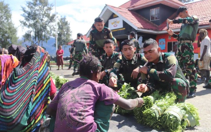Prajurit satgas Yonif PR 330 saat borong hasil bumi warga, Selasa (31/10)