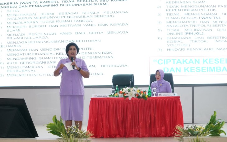 Ketua Umum Dharma Pertiwi Pusat  Ny. Vero Yudo Margono saat memberikan pembekalan pada kegiatan Penataran Istri Pasis Dikreg LI Sesko TNI TA 2023, bertempat di Sesko TNI Bandung, Jawa Barat, Rabu (1/11/2023).