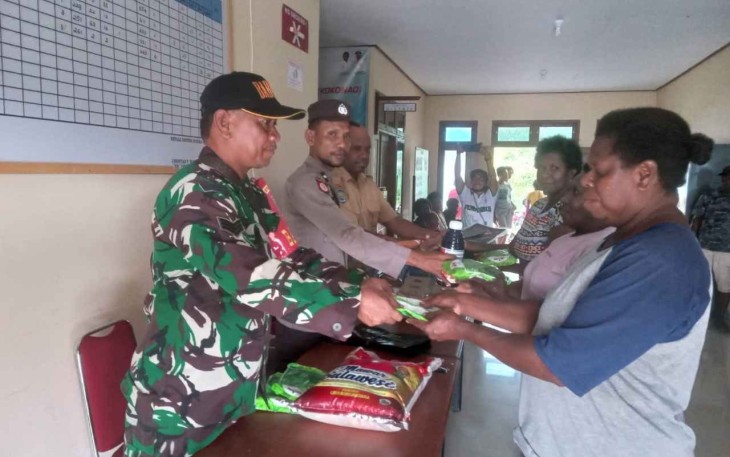 Babinsa Koramil 1710-01/Kokonao saat Turut Hadiri Acara Penyerahan Bantuan Pertanian