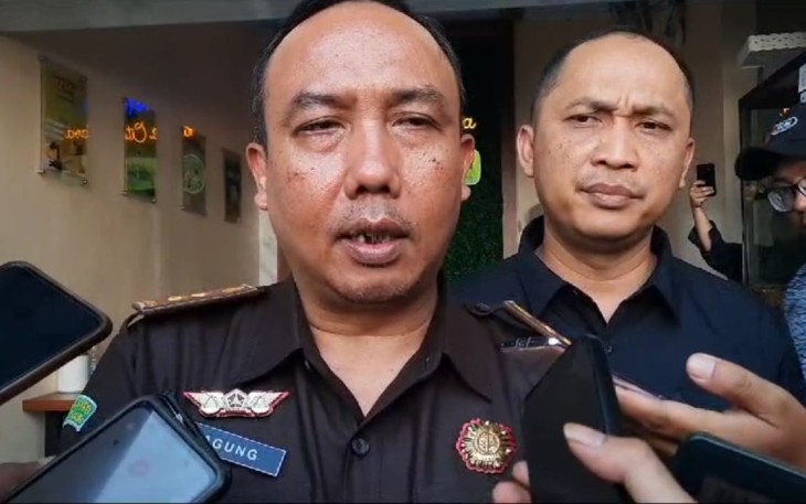 Kasi Pidsus Kejari Blitar Agung Wibowo saat Diwawancara Awak Media Seusai Pemeriksaan kepada Terperiksa Terkait Kasus Dugaan Penyalahgunaan Sewa Rumdin Wakil Bupati Blitar