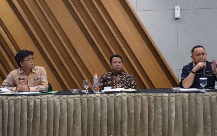 Komisi D DPRD Jawa Timur saat mengelar rapat koordinasi dengan Dinas Lingkungan Hidup dan PT Pratama Jatim Lestari (PJL) selaku pengelola, dan lima perusahaan besar di sekitar Mojokerto.