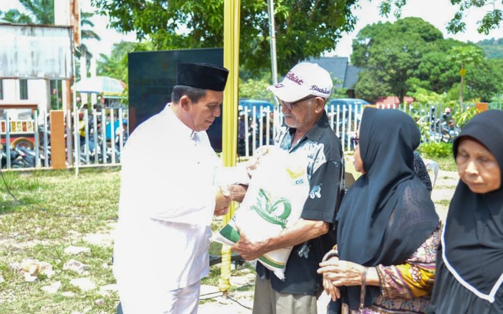 Gubernur Ansar Serahkan Bantuan Pangan Cadangan Beras Pemerintah Tahap II Untuk Warga Sekupang 