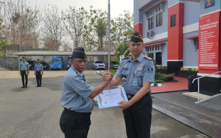 Kalapas Cilegon Yosafat Rizanto saat memberikan penghargaan pegawai teladan, Senin (13/11) 