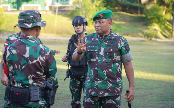 Danrem 121/Abw Brigjen TNI Luqman Arief saat memberikan motivasi prajurit Yonif 642/Kps, Kamis (16/11)