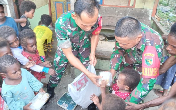 Babinsa Koramil 1710-07/Mapurujaya Bagikan Makanan Tambahan