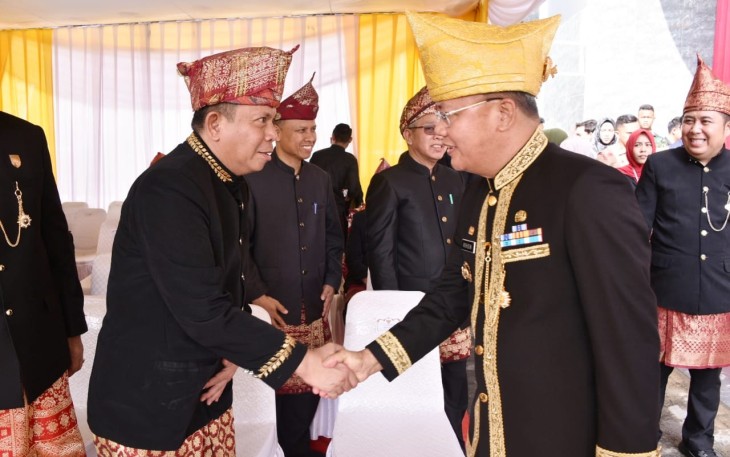 Kepala Bakamla RI saat bersalaman dengan Gubernur Bengkulu Rohidin Mersyah