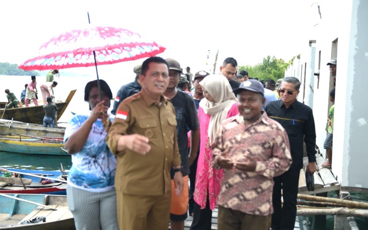 Gubernur Ansar Kunjungi Desa Tajur Biru Tinjau Proyek Pembangunan Rumah Suku Laut 