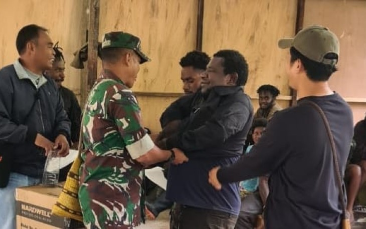 Anggota Koramil Tembagapura saat Berikan Bantuan Kepada Jemaat dan Gereja di Kampung Kimbeli