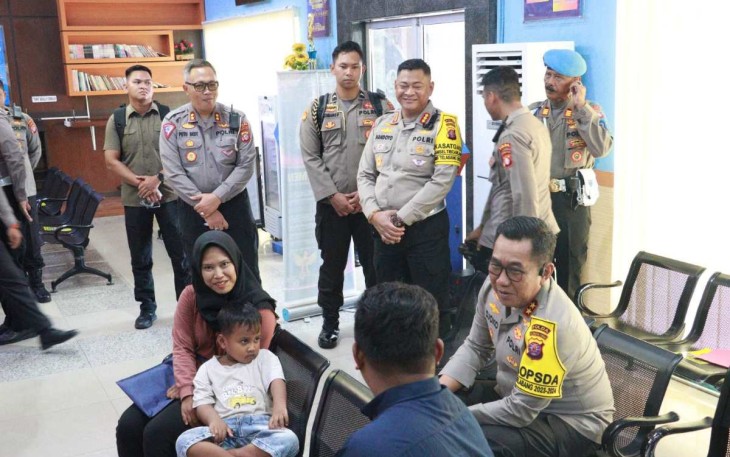 Kapolda Kalteng Irjen Pol Drs Djoko Poerwanto saat berdialog dengan masyarakat, Selasa (21/11)