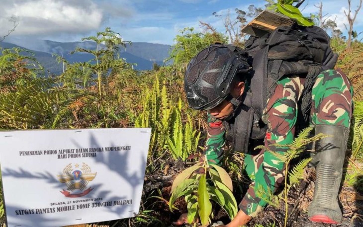 Penanaman pohon prajurit satgas Yonif PR 330/Tri Dharma, Selasa (21/11)