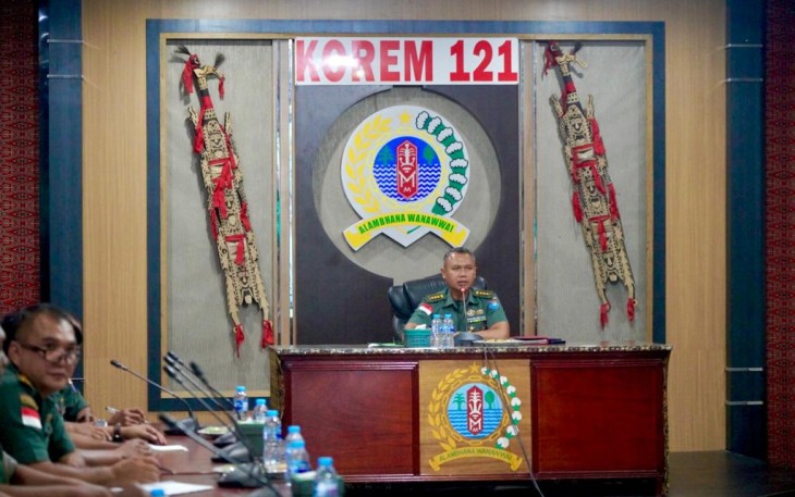 Kasilog Kasrem 121/Abw Kolonel Arh Yoyok Karyo saat memimpin rapat, Rabu (22/11)