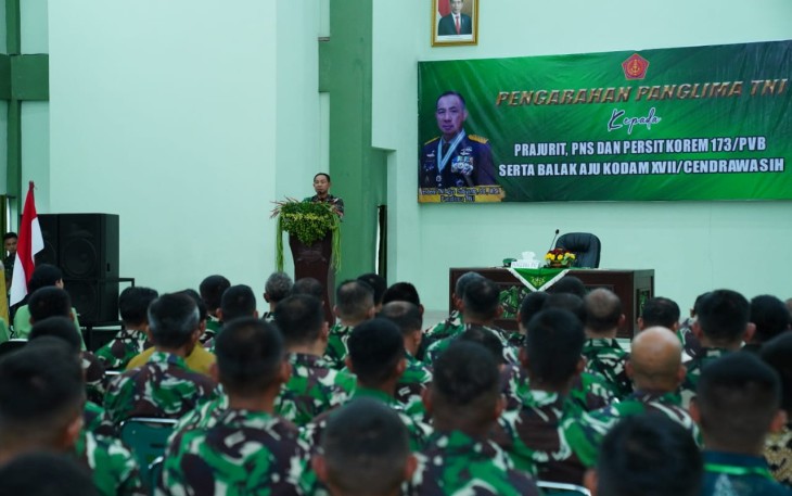 Kunjungan Panglima TNI Jenderal TNI Agus Subiyanto di Markas Korem 173/PVB dilaksanakan usai mendampingi Presiden RI Joko Widodo pada acara Sail Teluk Cenderawasih 2023 di Kawasan Pantai Semau, Kabupaten Biak Numfor, Provinsi Papua.