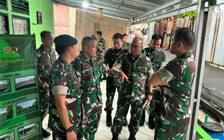 Pangkostrad Letjen TNI Maruli Simanjuntak saat meninjau pembangunan rumah dinas prajurit batalyon SSY di Lenteng Agung Jakarta Selatan, Kamis (23/11)