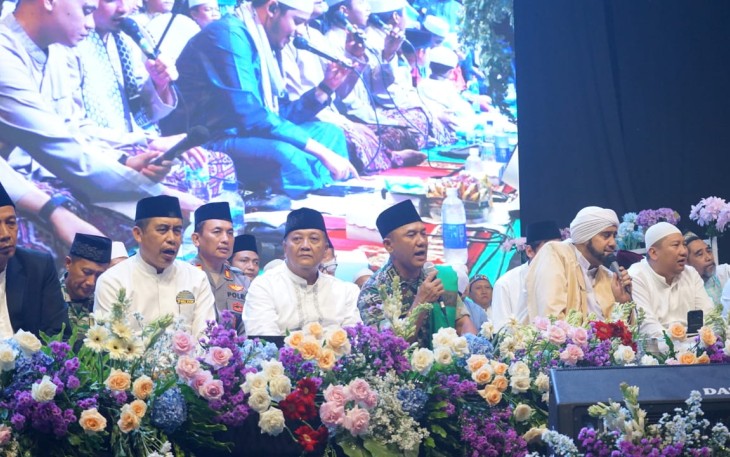 Danrem 081/DSJ Kolonel Inf H. Sugiyono bersholawat di lapangan desa Kaibon, Madiun, Jum'at (24/11)