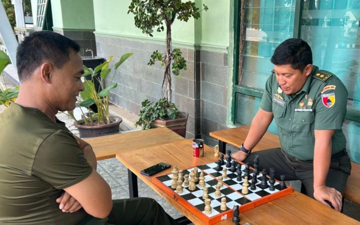 Kapenrem 081/DSJ Mayor Cpl H Eko Sudarto saat mengolah permainan catur, Kamis (30/11)