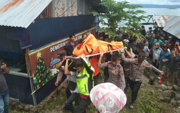 Evakuasi korban banjir bandang di Kabupaten Humbang Hasundutan, Sumatera Utara, Sabtu (2/12)