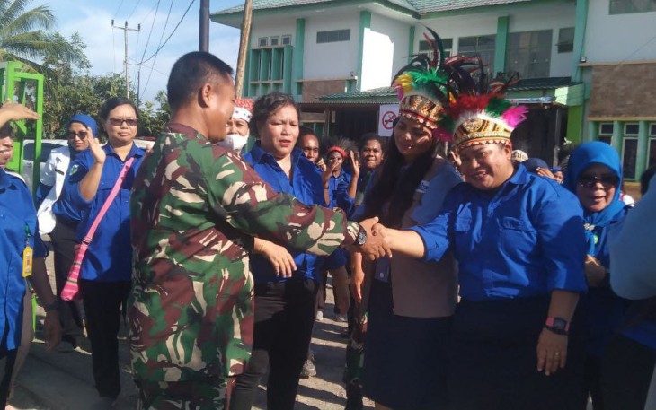 Danramil 1710-07/Mapurujaya saat Hadiri Penutupan Penilaian Akreditasi Puskesmas