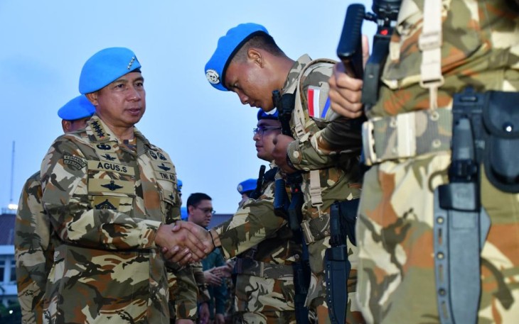 Panglima TNI Jenderal TNI Agus Subiyanto pada saat menjadi Inspektur Upacara melepas keberangkatan 120 Prajurit TNI ke daerah misi Lebanon, yang tergabung dalam Satuan Tugas (Satgas) Kontingen Garuda (Konga) MTF XXVIII-O/UNIFIL TA 2023, bertempat di Kolinlamil, Jakarta Utara. Senin (11/12/2023).