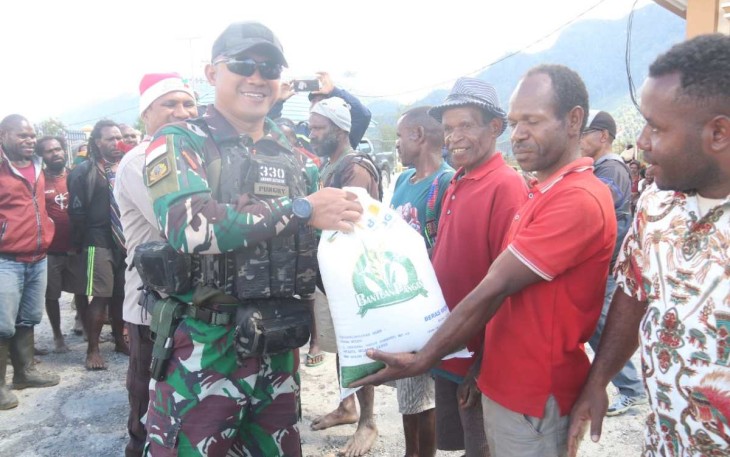 Dansatgas 330 Tri Dharma Mayor Inf Dedy Pungky Irawanto saat menyalurkan bantuan beras Bulog ke warga Kabupaten Intan Jaya, Selasa (12/12)