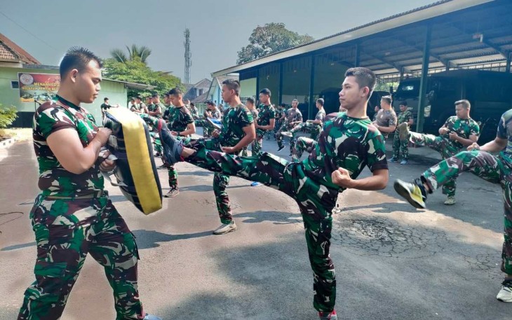 Latihan Bela Diri Militer Prajurit Menarmed 2 Kostrad 