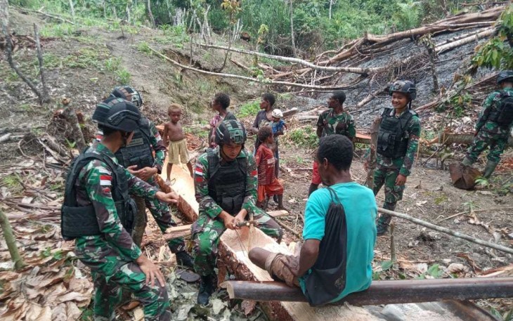Prajurit satgas Yonif 310/KK belajar mengolah sagu, Rabu (13/12)