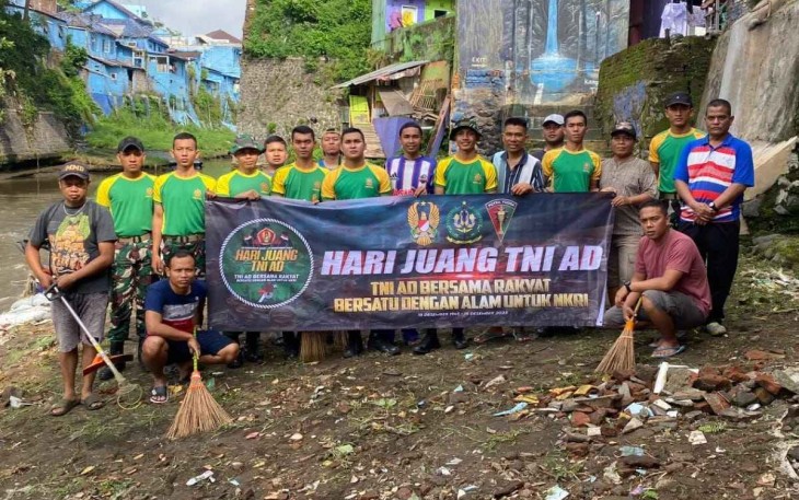 Karya bakti bersihkan lingkungan prajurit Menarmed 2 Kostrad, Kamis (14/12)