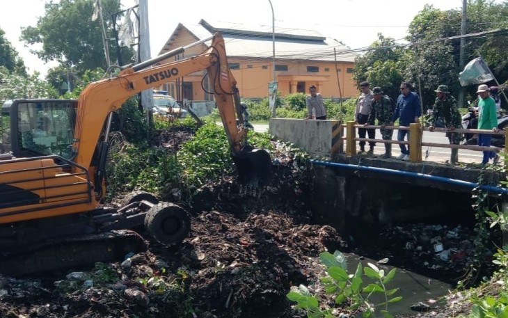 Normalisasi kali di Kecamatan Bancar, Tuban, Jum'at (15/12)