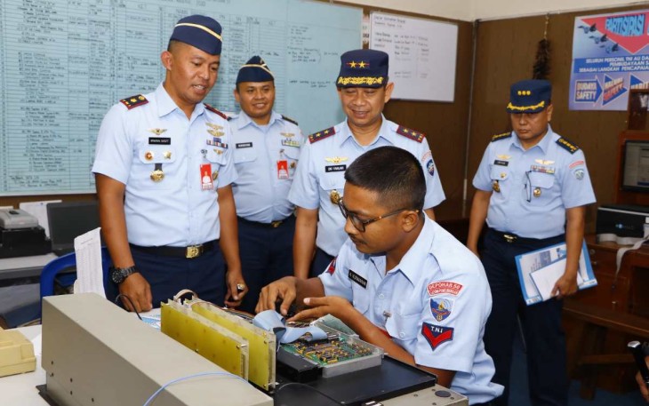 Dankoharmatau Marsma TNI Oki Yanuar saat meninjau satuan jajaran Depohar 50, Solo, Kamis (14/12)